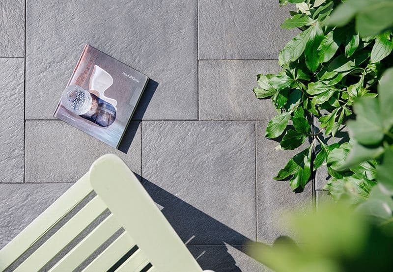 Grå steinheller uteplass.