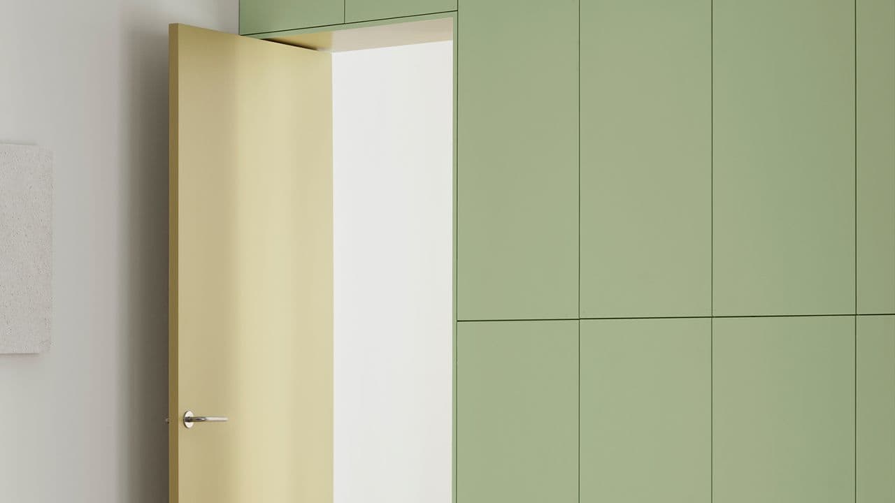 Grønn farge på soverom. Skap malt i 7386 Pistachio, dør 1775 Fresh Pasta og vegg i 1622 Refleksjon.