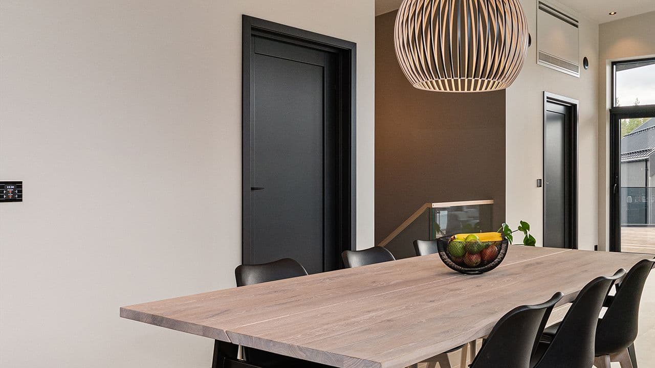 Moderne kjøkken med sort dør inne.