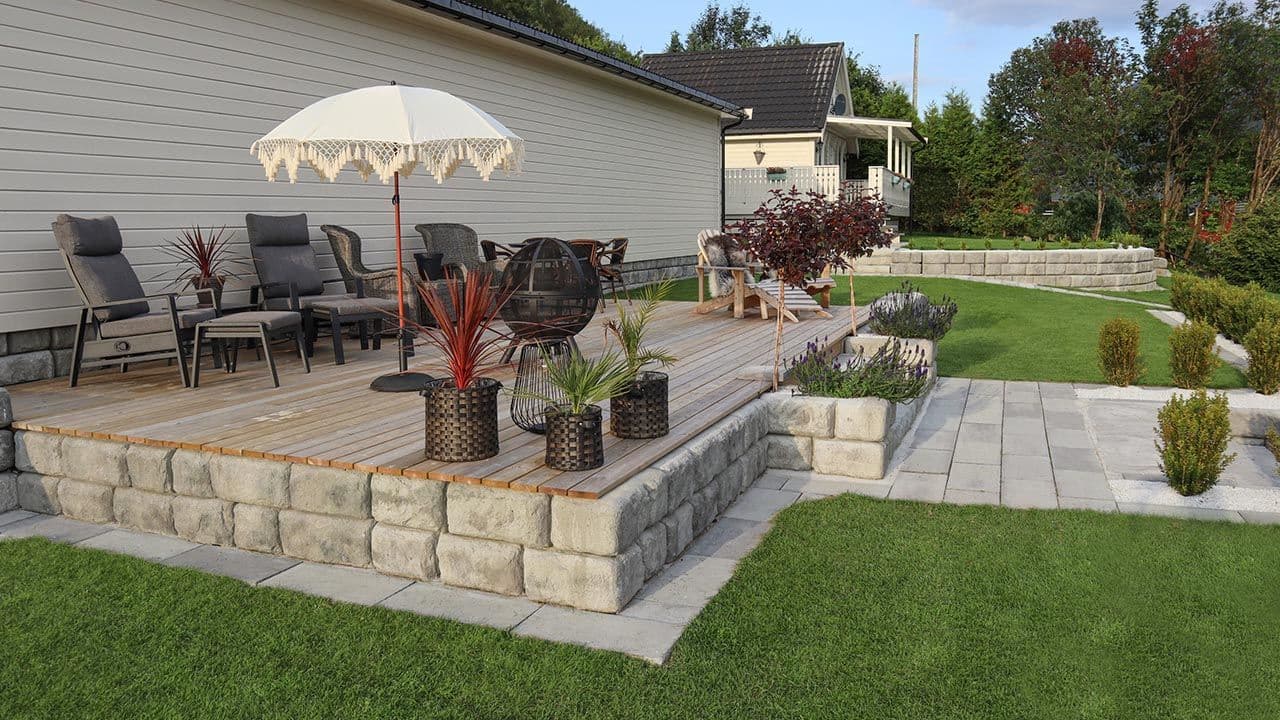 Heller på plen rundt opphevet sittegruppe.