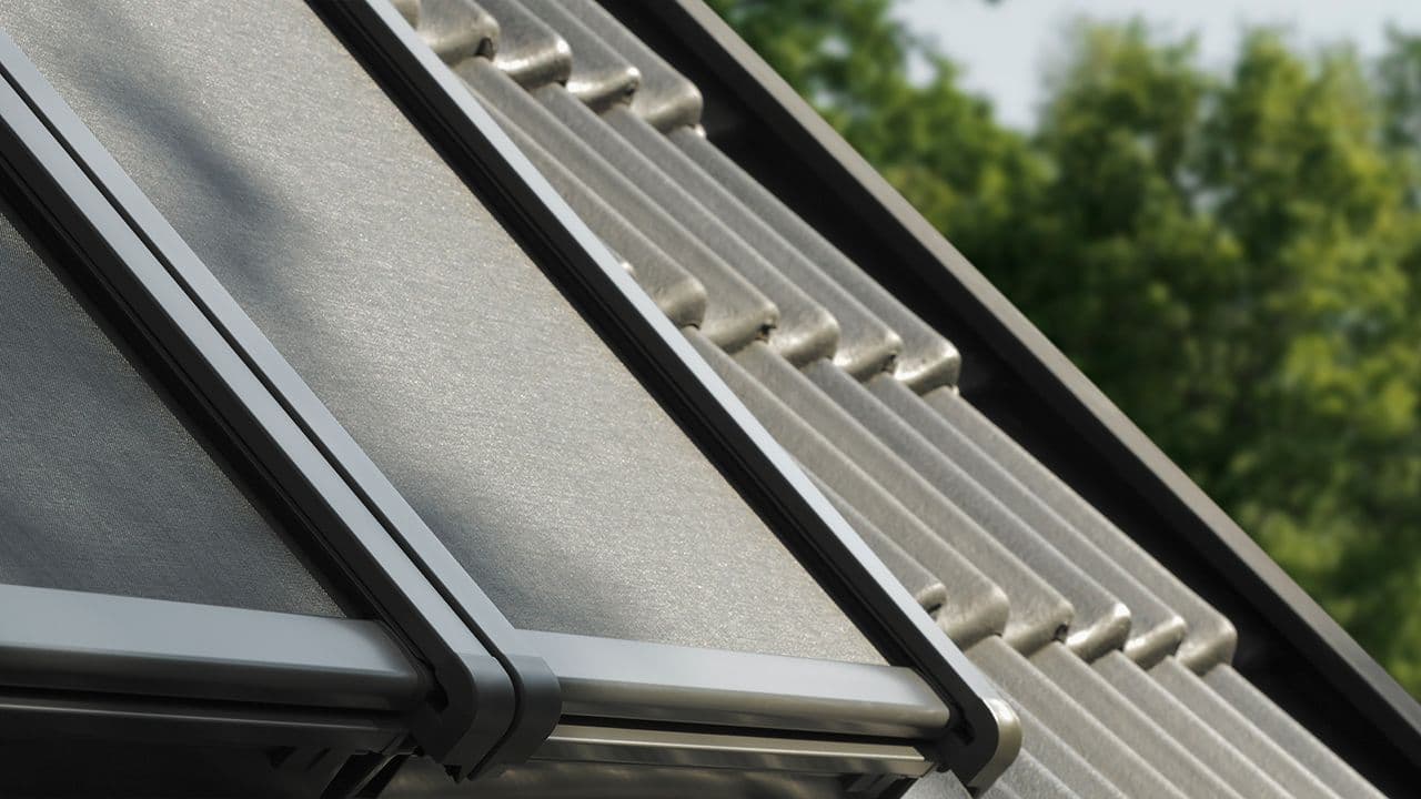 Mørkleggende screen som utvendig solskjerming på takvindu.