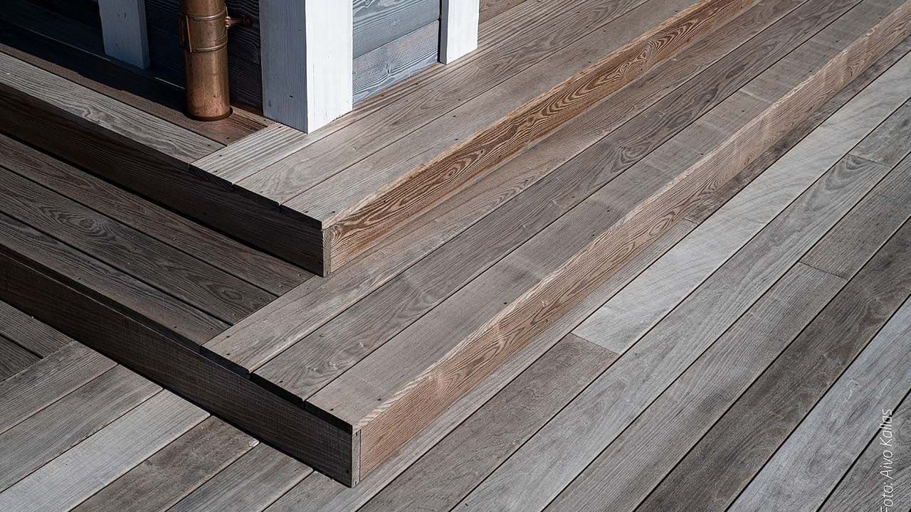 Nærbilde av terrasse med varmebehandlet ask terrassebord.