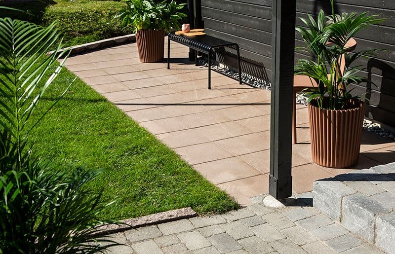 Steinheller ute som gangsti rundt hus.