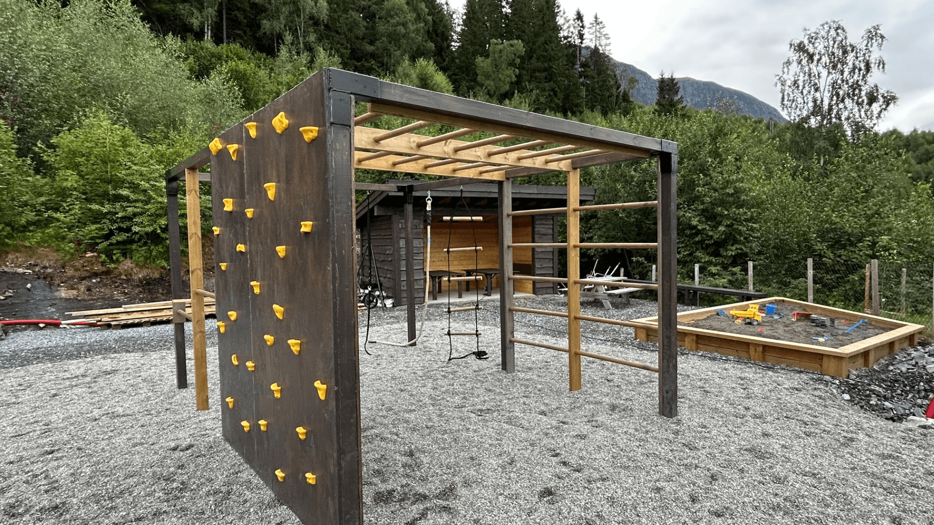 Lekeplass med klatrestativ og sandkasse