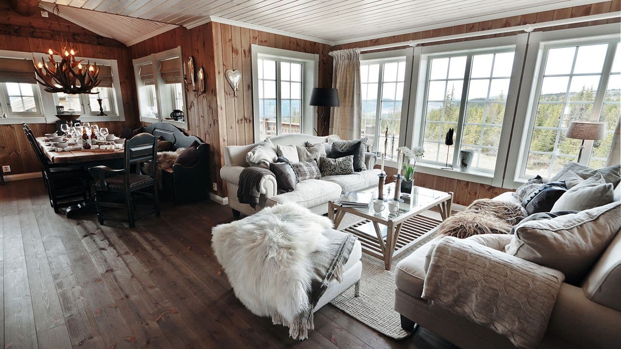 Hytte på fjellet som har skiftet vinduer.