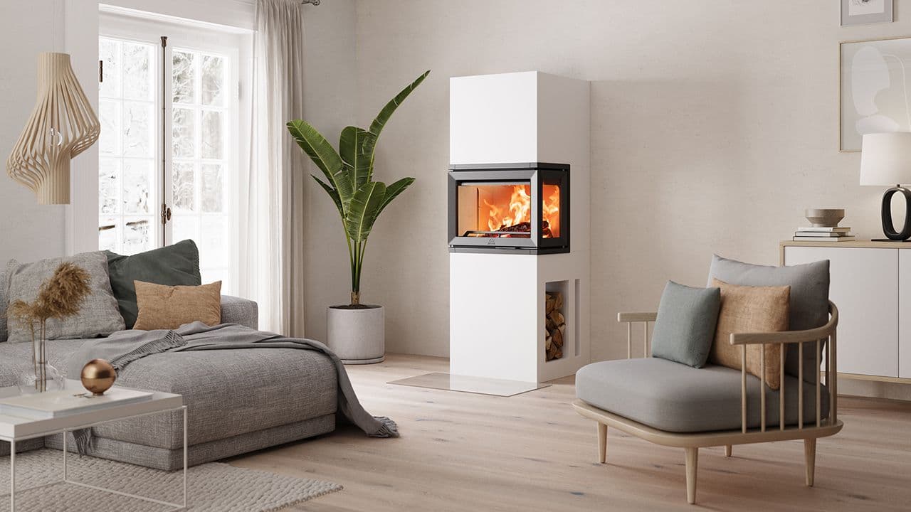 Hvit peis med vedhylle i moderne stue.