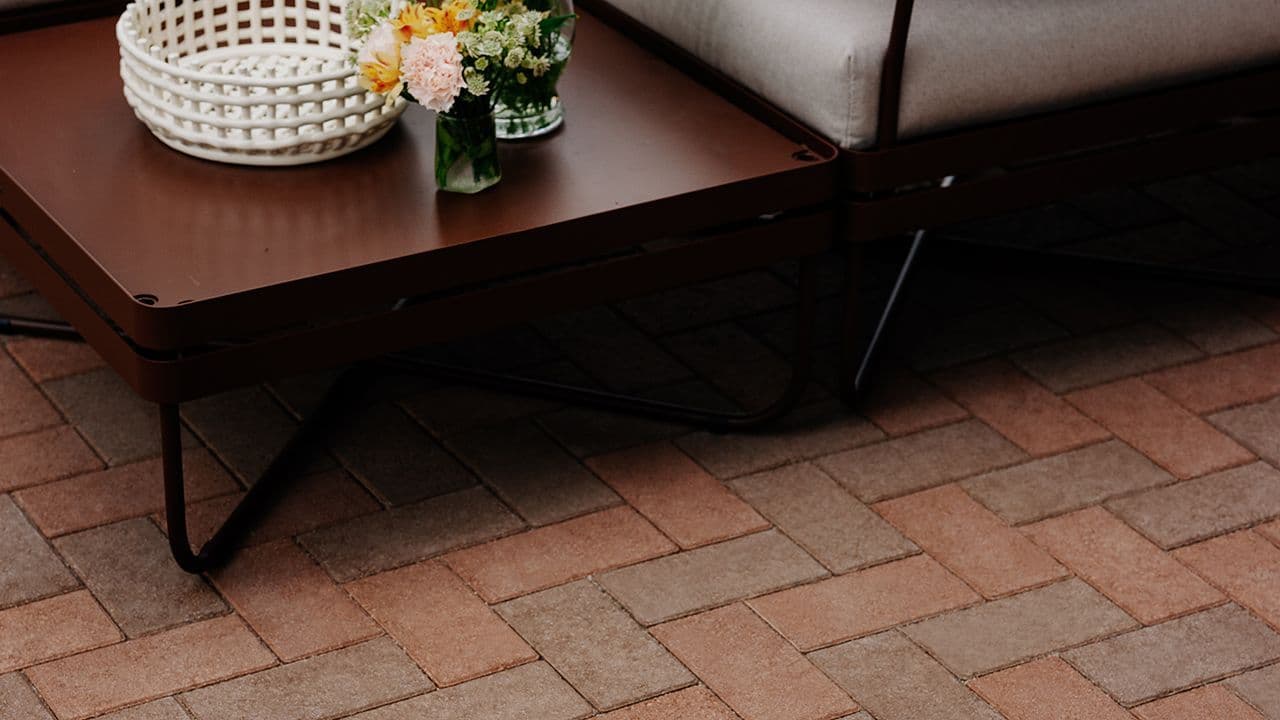 Norsk hage med stein i varme farger