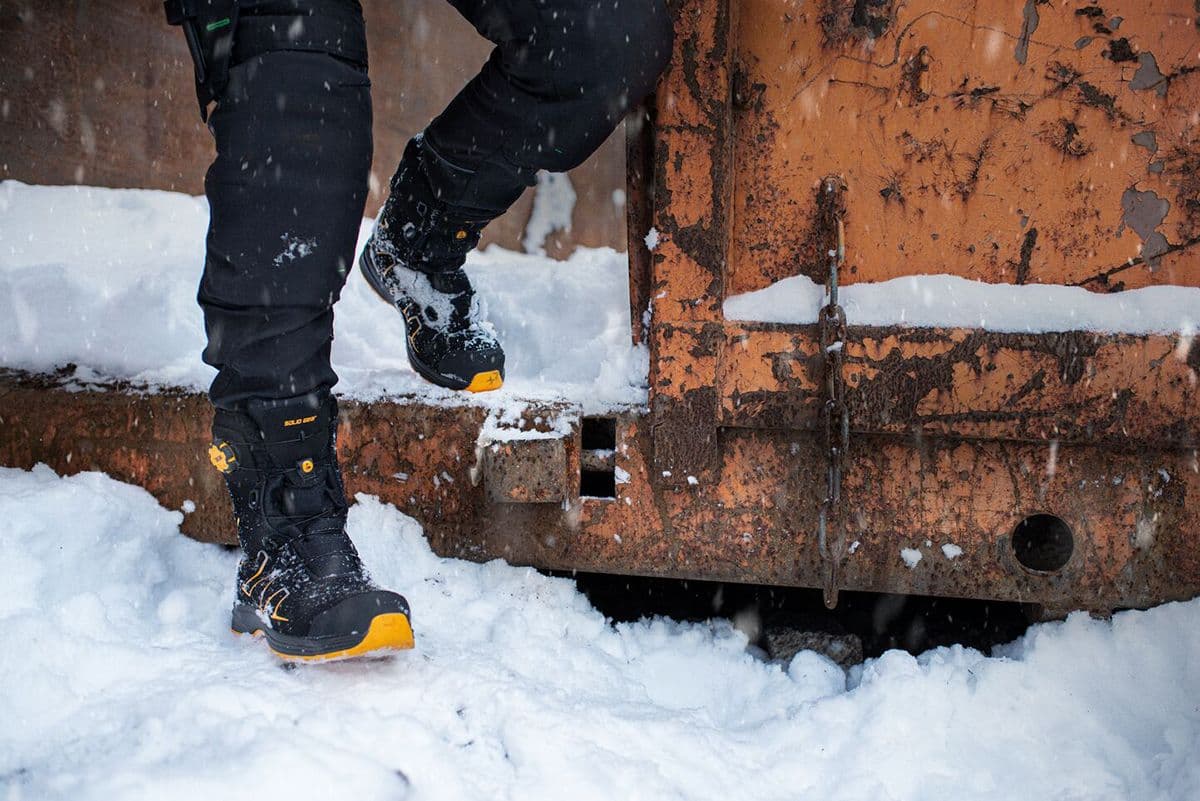 Mann tråkker i snø med vintersko
