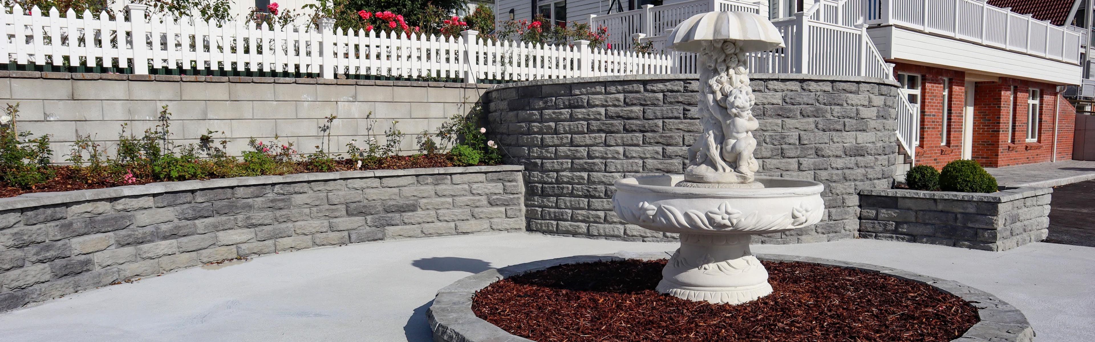 Gårdsplass med Aas Betong belegningsstein, betongtrapp og støttemur.