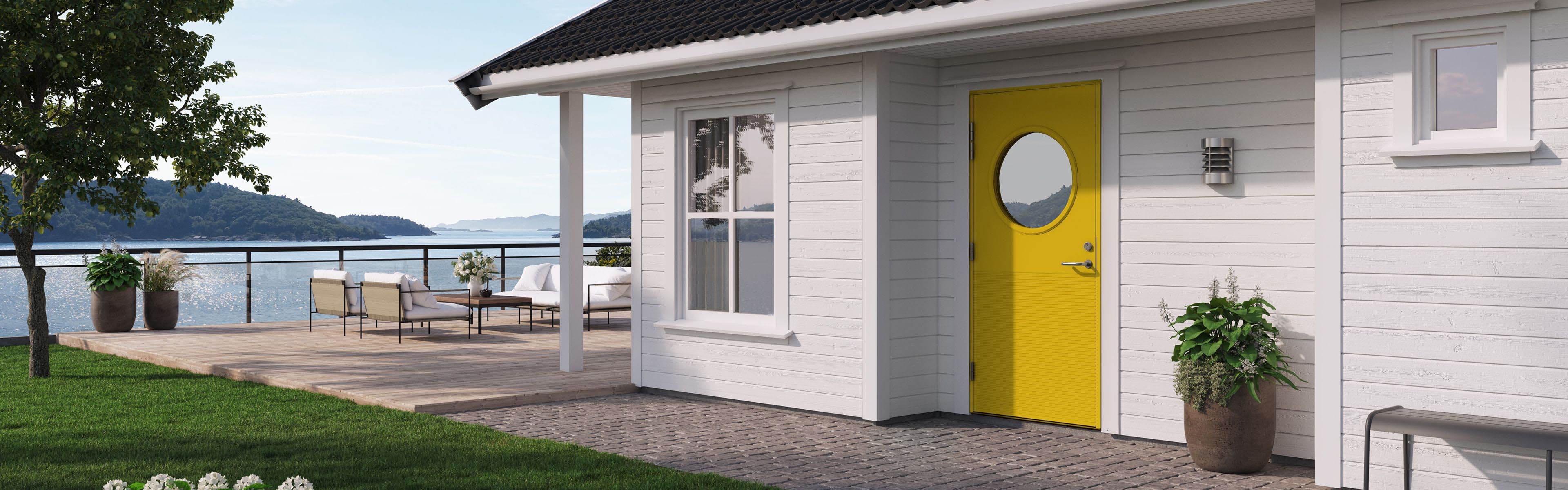 Hvitt hus med gul ytterdør.