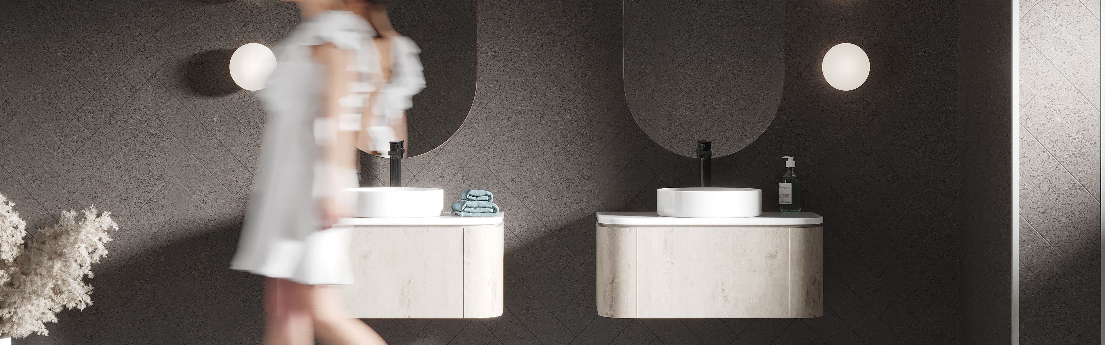 Mørkt baderom med to lyse servantskap og sorte detaljer.