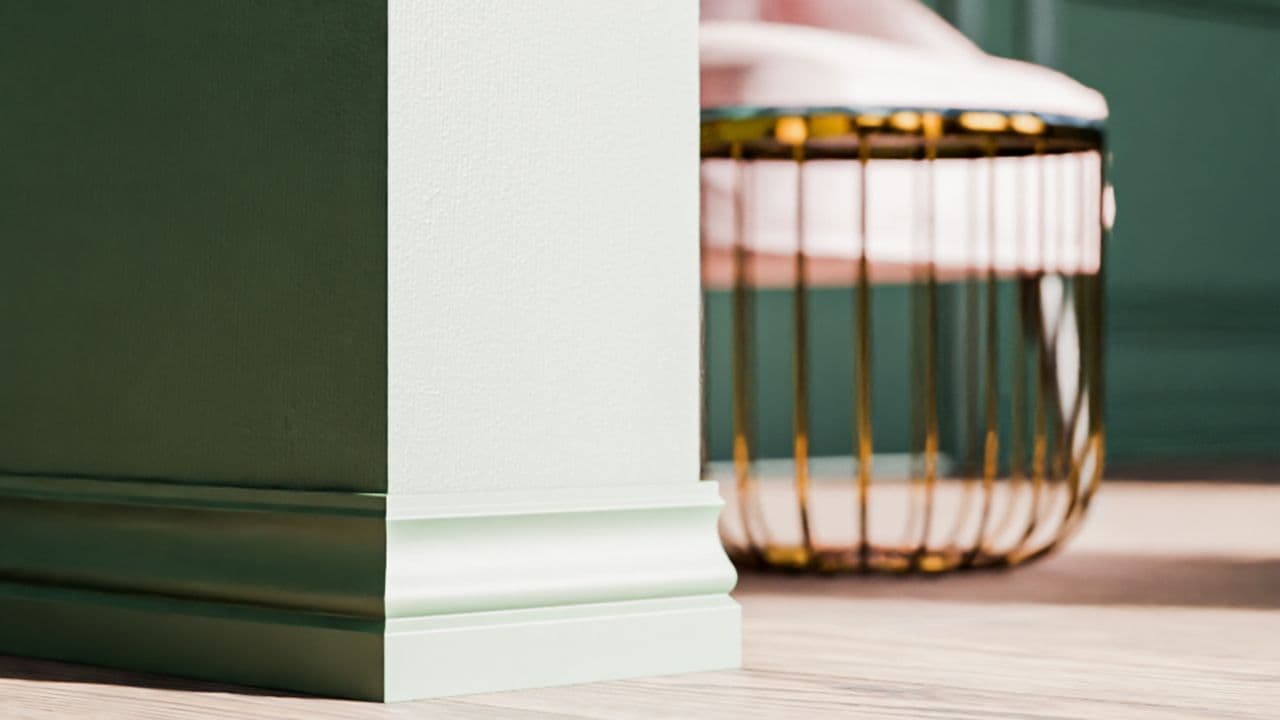 Grønnmalte profilerte lister til tregulv.