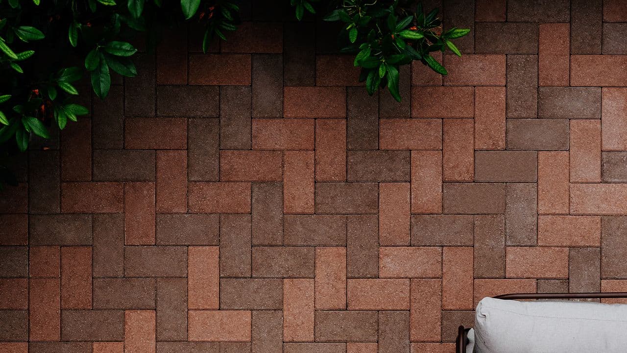 Rød og brun belegningsstein lagt i mønster.