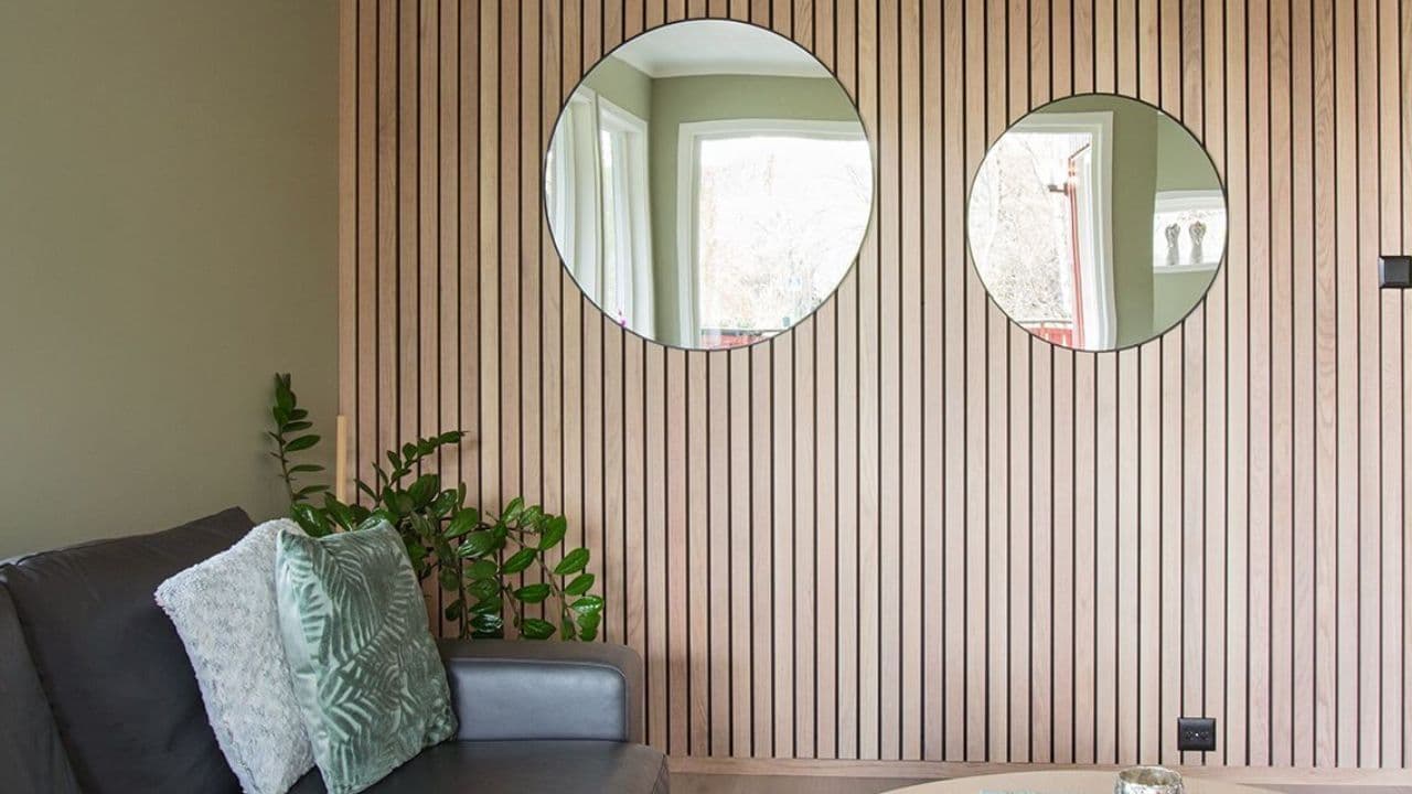 To runde speil på ferdig spilevegg i stue.