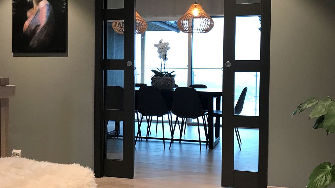 Skyvedør som romdeler mellom stue og spisestue.