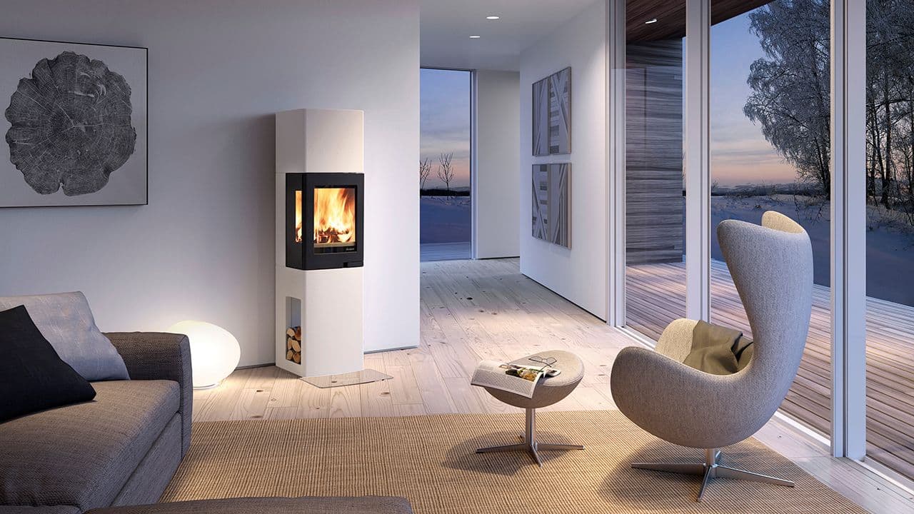 Rentbrennende peis med oppbevaring til ved i moderne hytte.