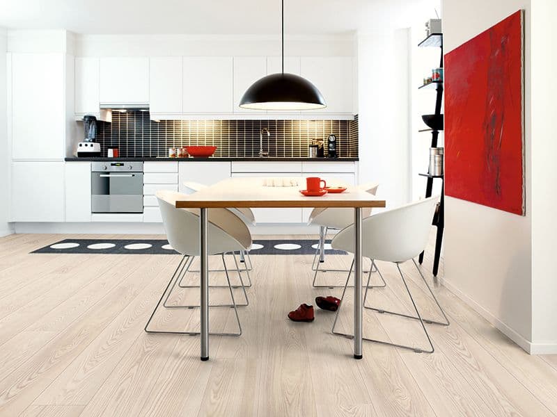 Kjøkken med lyst gulv.