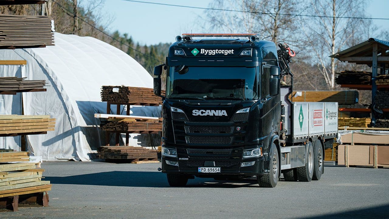 Lastebil med materialer som skal leveres til byggeplass.