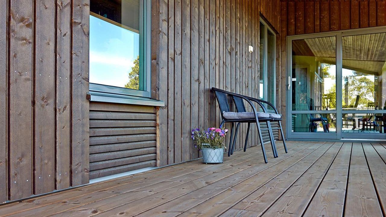 Hus med kledning i vedlikeholdsvennlig termofuru.