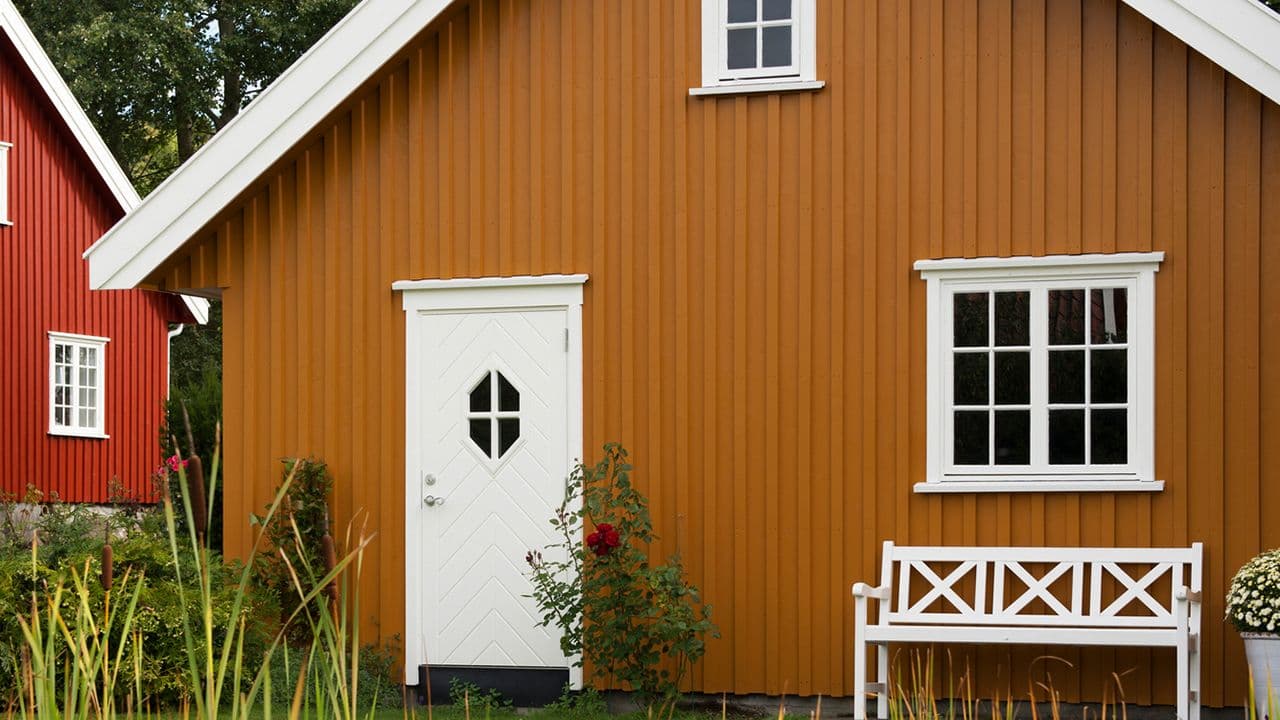 Ny kledning på gammelt hus i fargen 0152 Staverngul fra Jotun.