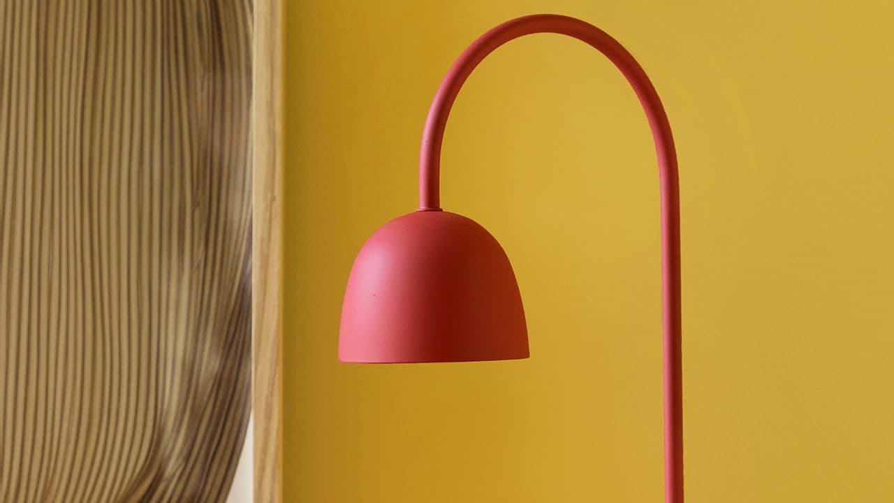 Lampe i metall som er spraymalt med 6050 Varm Korallrød fra Quick Bengalack.