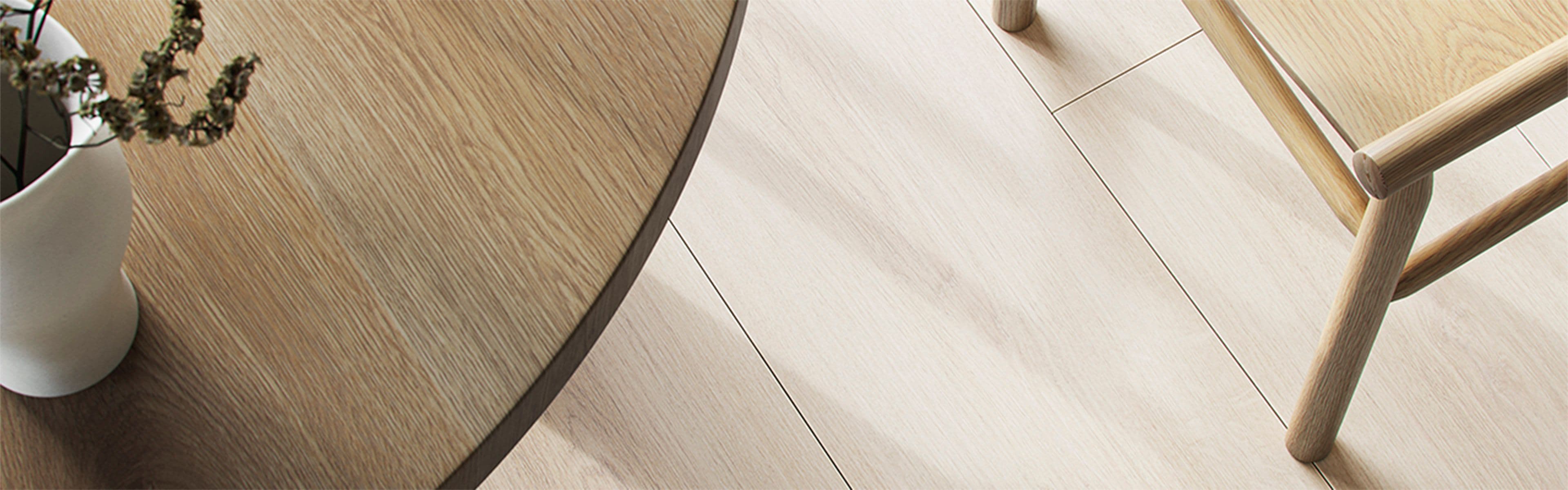 Nærbilde av lyst nytt gulv sett ovenfra.