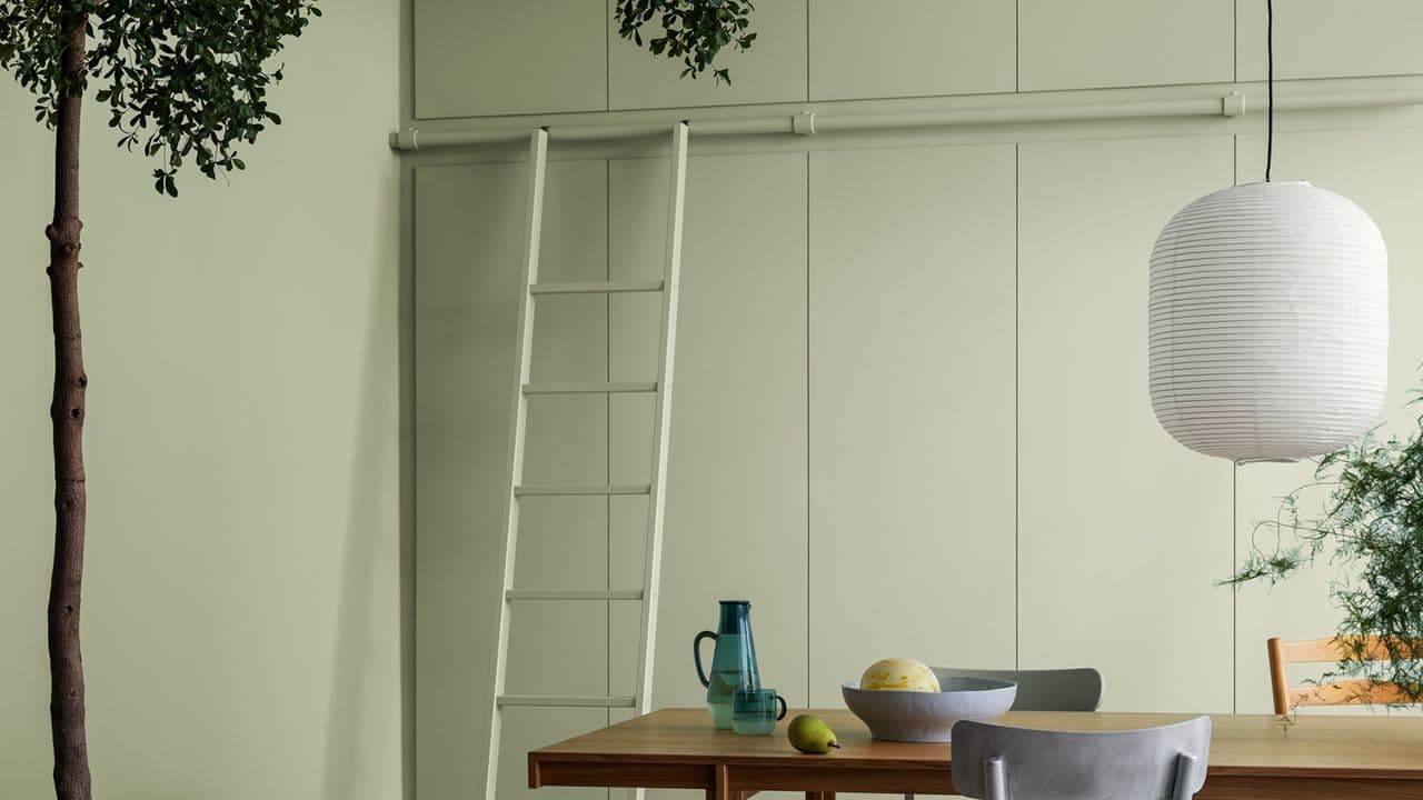 Stue og spisestue med stort tre malt med 7038 Dusk Green fra Jotun.