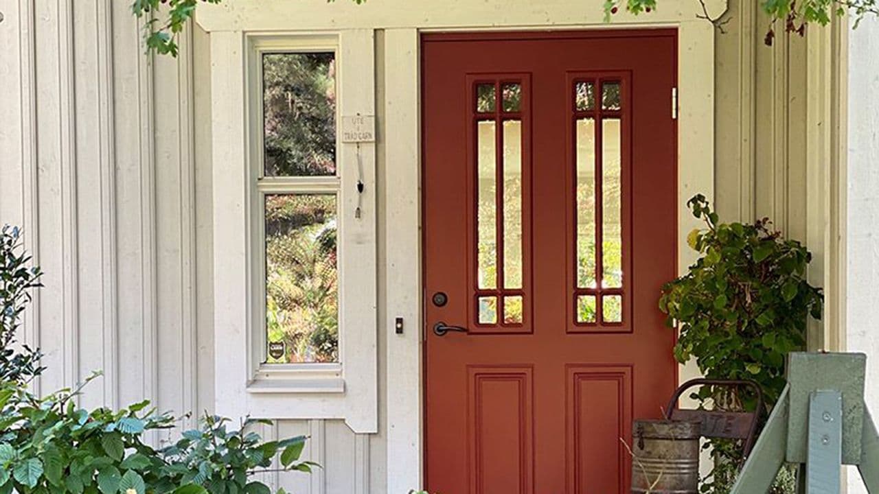 Hus med farget ytterdør fra Swedoor i fargen rød Debussy.