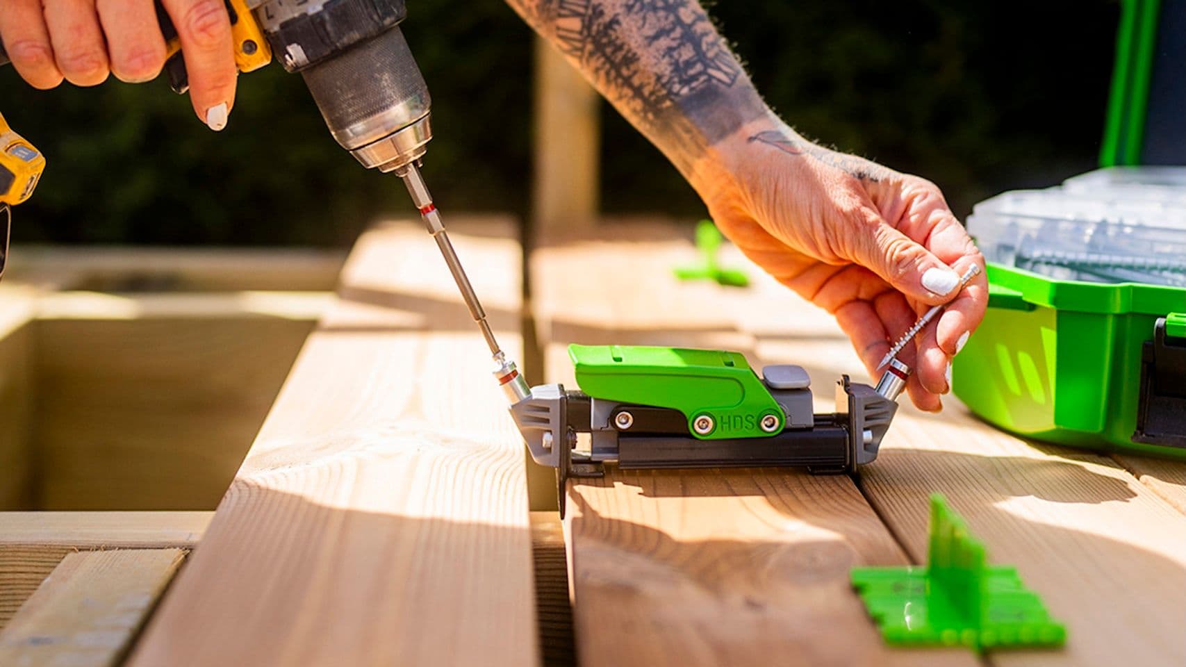 Håndtverker som bruker HDS-systemet fra ESSVE til å bygge terrasse.